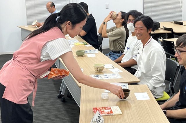 NSK’s tea ceremony club hosts an event introducing employees of all nationalities to Japanese culture