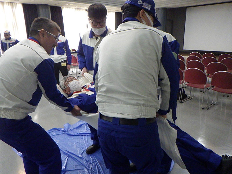負傷者救護・救助方法を学ぶ訓練の様子