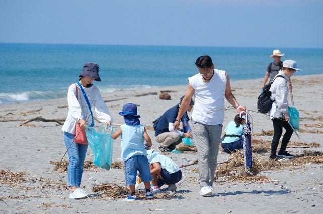 [Shizuoka in Japan] NSK-Warner K.K., Chitose Sangyo Co., Ltd. Since FY2020, these companies have conducted dune protection activities and hands-on learning along the Enshu-nada Coast at Nakatajima Sand Dunes, Hamamatsu City, under the guidance of an NPO. In FY2023, 95 people (employees and their family members) participated in collecting marine debris, dune restoration activities, and observing baby turtles and coastal plants.